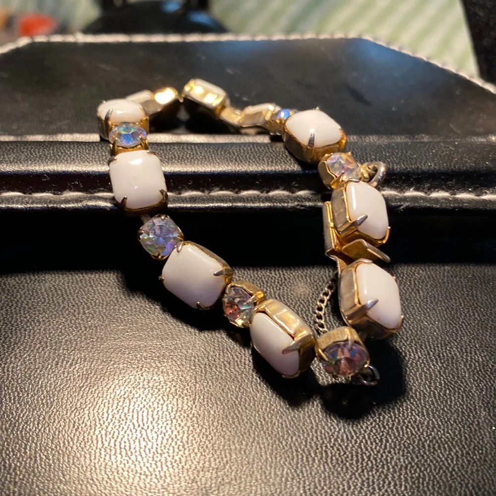 Vintage white glass and AB rhinestone bracelet - Picture 3 of 7
